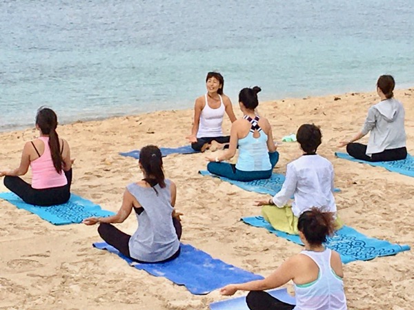 Masumi Muramatsu teaching outdoor yoga at Waikiki Beach, Hawaii