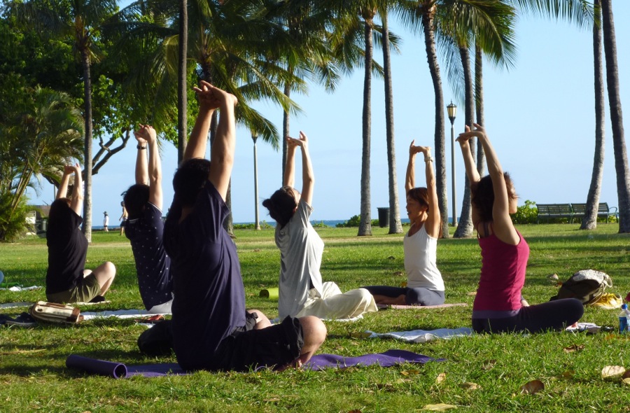 Waikiki beach yoga practice for all levels in Honolulu