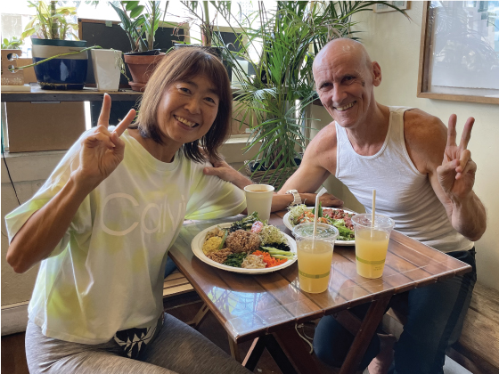 Masumi and Tedd having a vegan lunch at Peace Cafe in Manoa, Honolulu