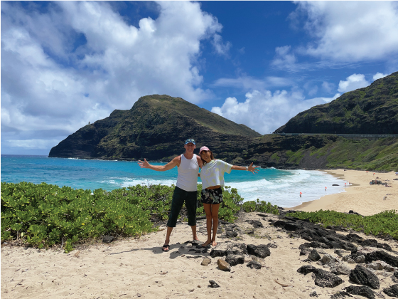 テッド・サーマンとますみがハワイオアフ島マカプウビーチにて